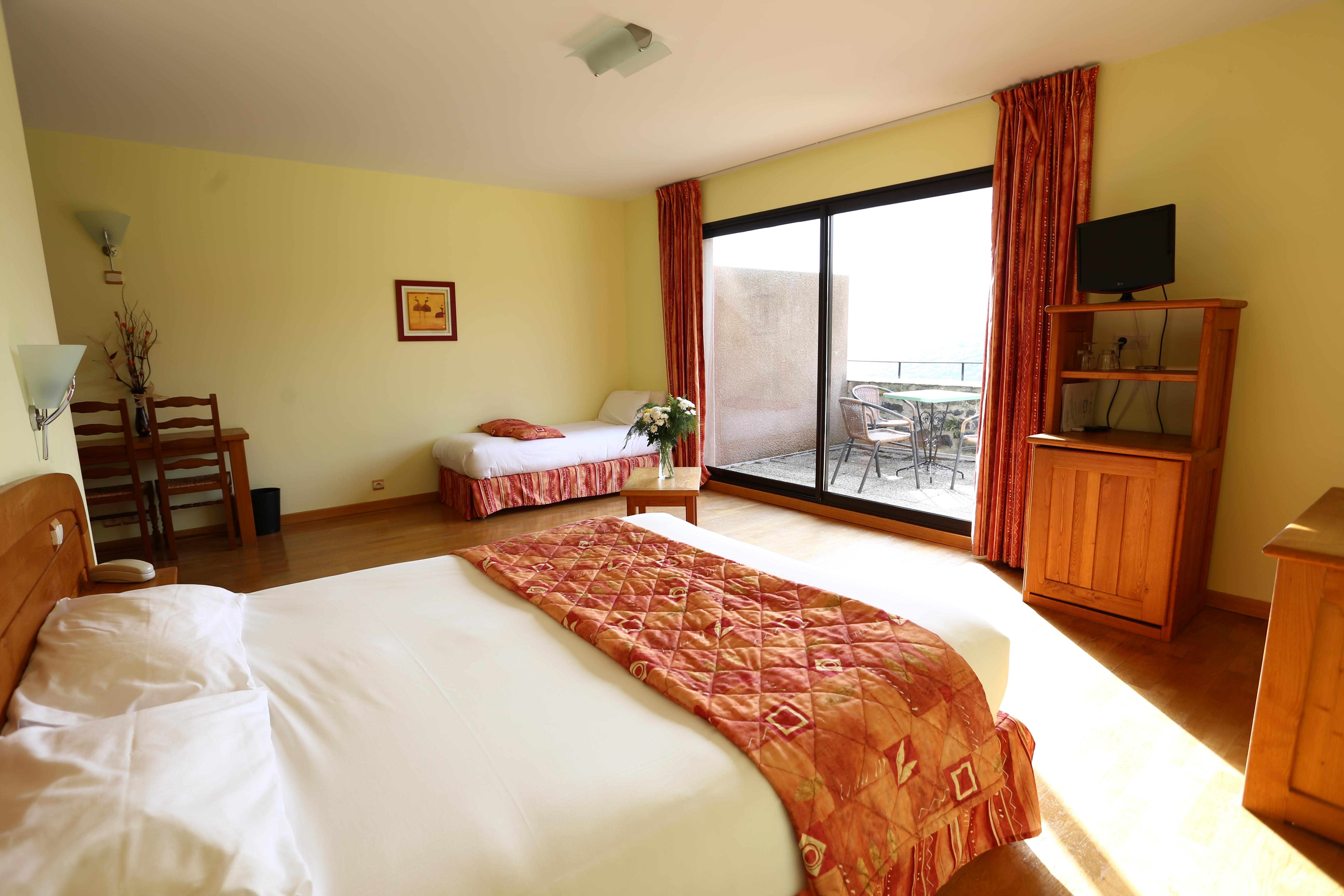 Logis Hotel-Restaurant La Mere Biquette Saint-Pons  Екстер'єр фото