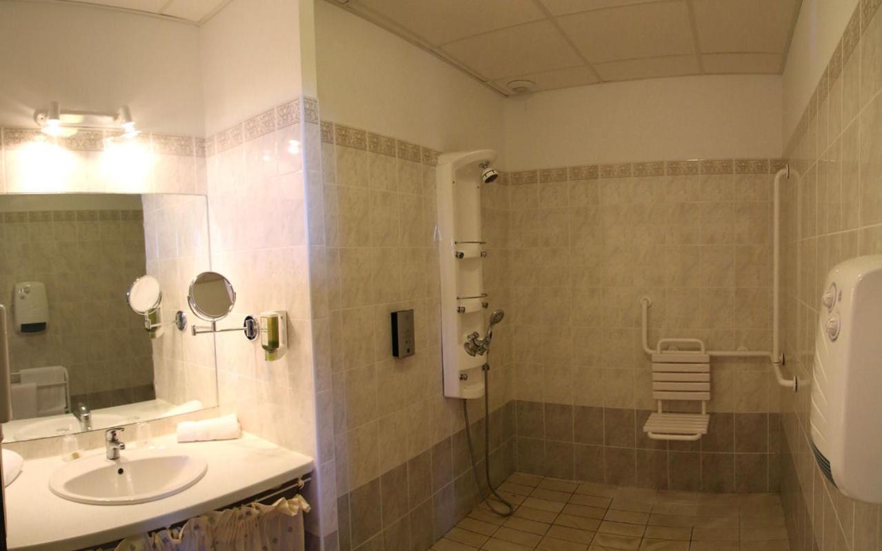 Logis Hotel-Restaurant La Mere Biquette Saint-Pons  Екстер'єр фото