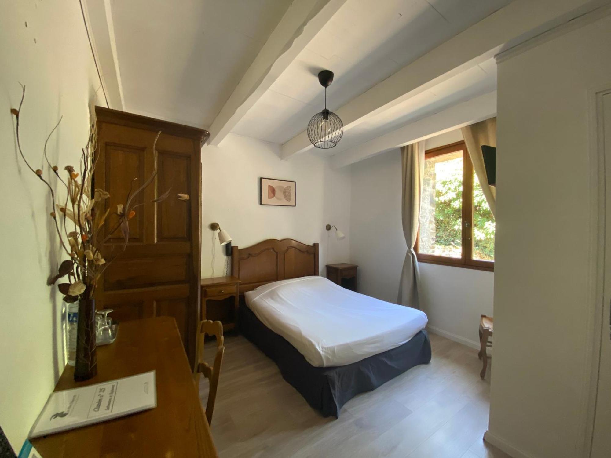 Logis Hotel-Restaurant La Mere Biquette Saint-Pons  Екстер'єр фото