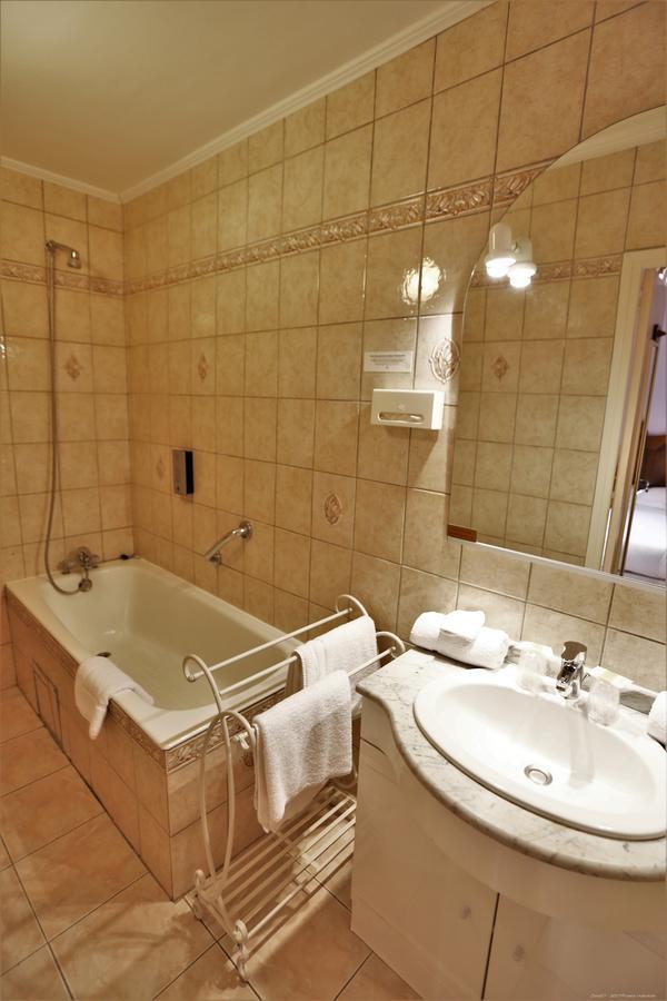 Logis Hotel-Restaurant La Mere Biquette Saint-Pons  Екстер'єр фото